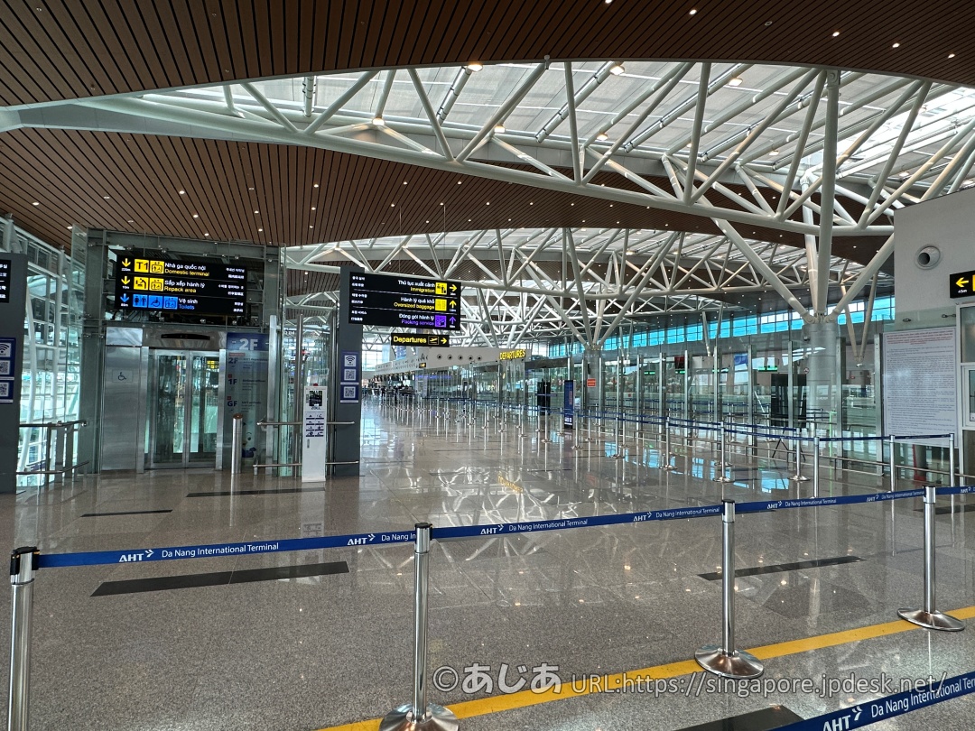 ダナン国際空港 第2ターミナルのチェックインカウンターと出発ロビー