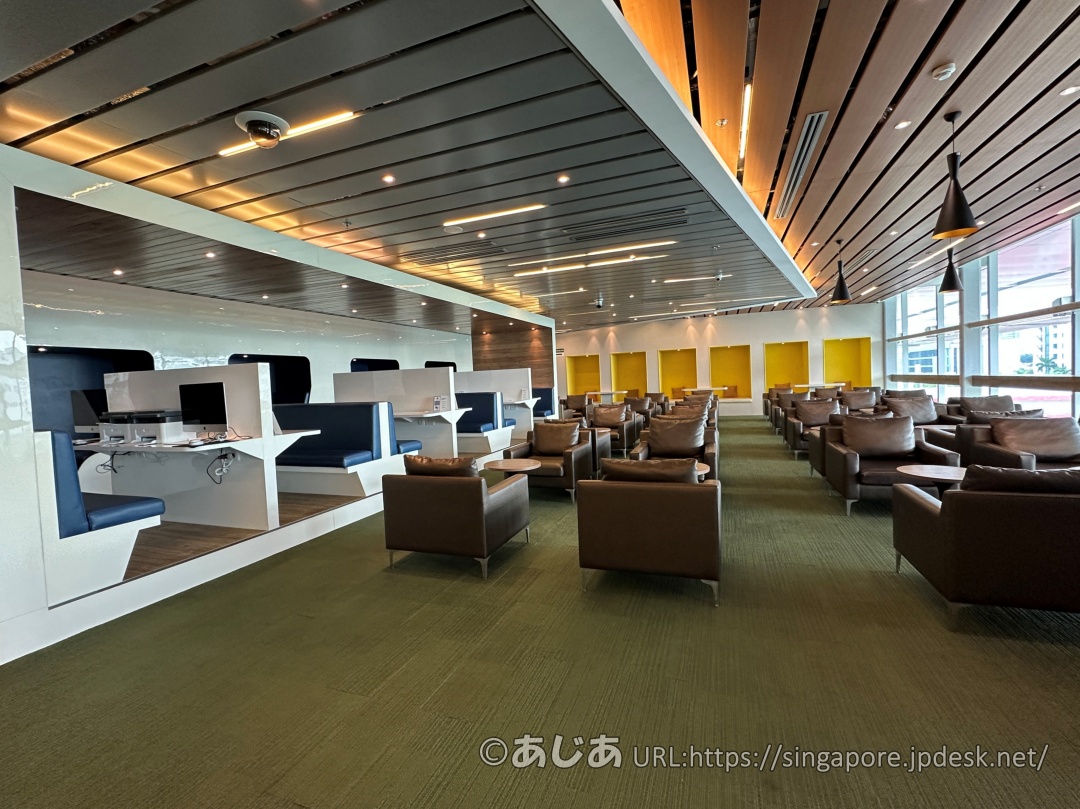 CIP Orchid Loungeの全体写真。革張りソファとPCデスクエリア