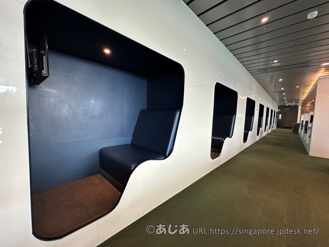 CIP Orchid Lounge内の壁に埋め込まれた青いユニークなボックスシート