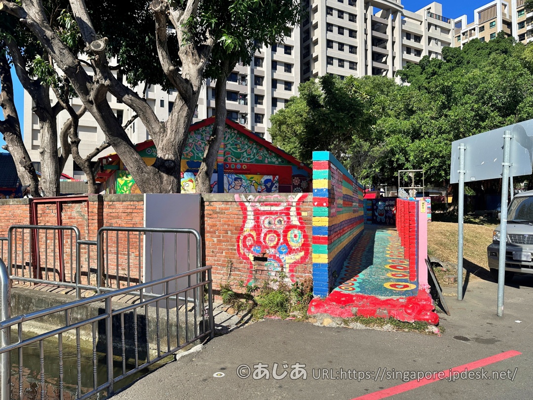 カラフルにペイントされたレンガの塀と道。彩虹眷村への入り口部分の様子。