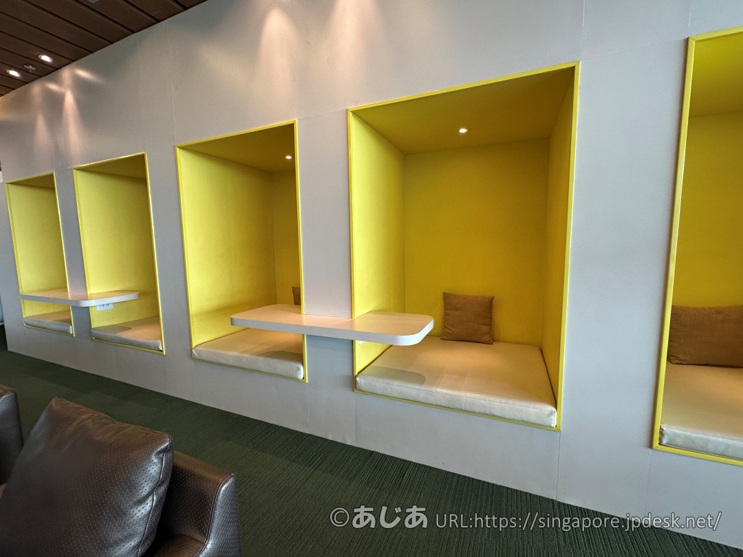 CIP Orchid Lounge内の壁に埋め込まれた黄色いユニークなボックスシート
