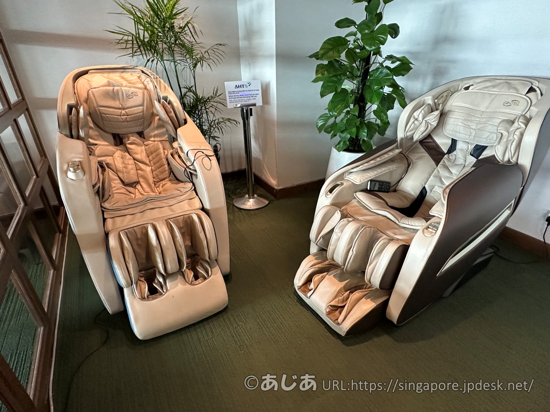 CIP Orchid Lounge内に設置されたGINTELL製の無料マッサージチェア2台