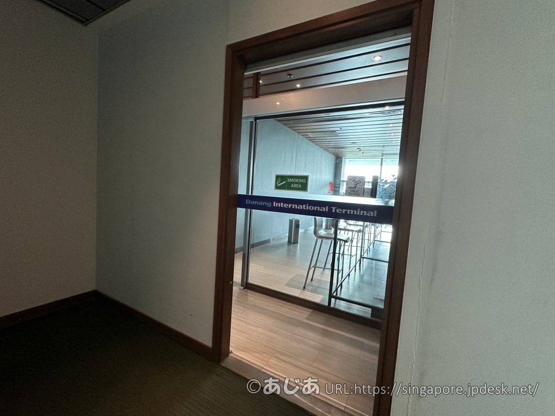  CIP Orchid Lounge内にあるガラス張りの喫煙室（Smoking Area）