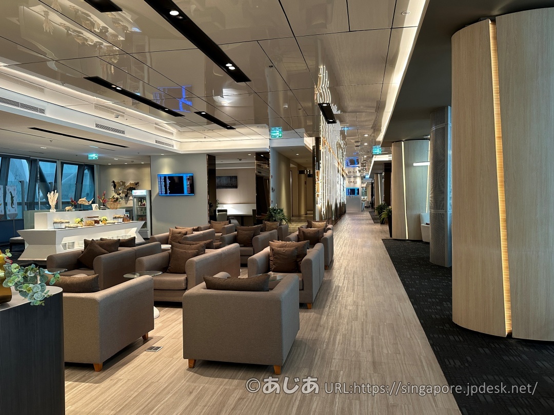 Miracle First Class Loungeの内観。ブラウン系の落ち着いたソファーが並び、奥まで広々とした空間が続いている。