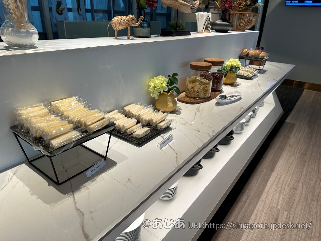 白いカウンターに綺麗に並べられた、個包装のサンドイッチやスナック類。