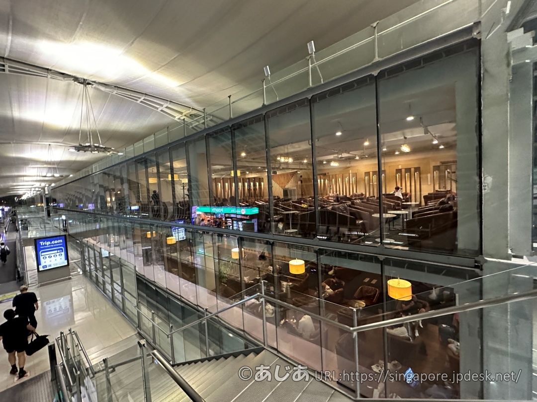 スワンナプーム空港のコンコースG通路から見える、2階建ての広大なガラス張りのMiracle Loungeの外観。