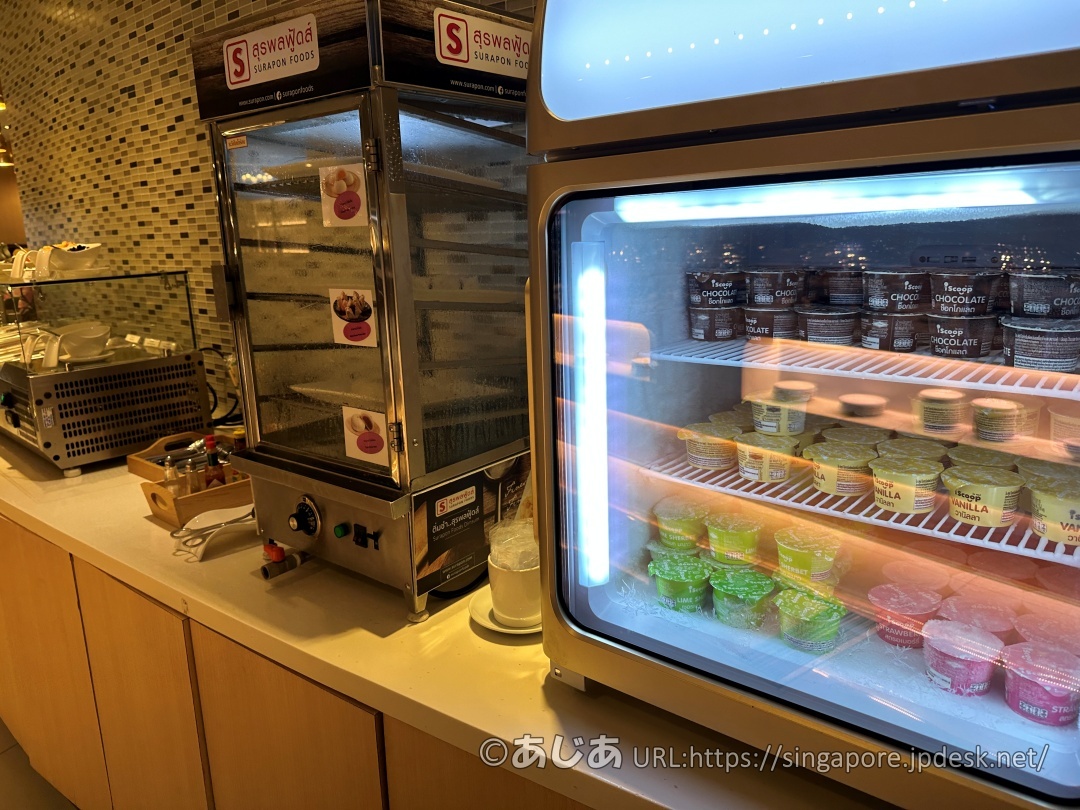 カップアイスが並んだ冷凍ケースと、その横にある点心用の保温・スチーマー機器。