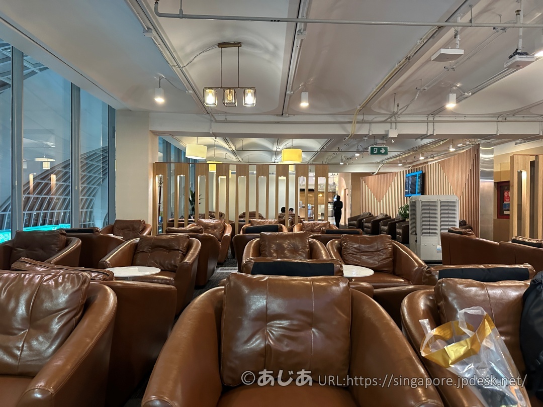 多数のブラウンのレザー調ソファーが並ぶラウンジ内部。奥には木製の仕切りが見える。