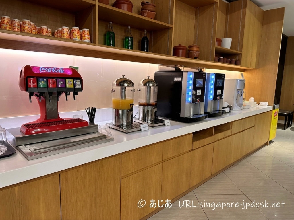 Ambassador Transit Loungeのソフトドリンクとコーヒーマシーン
