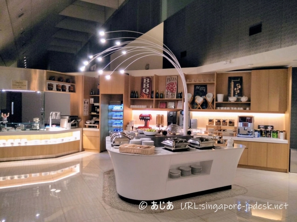 Ambassador Transit Loungeの温かい料理を並べたビュッフェ