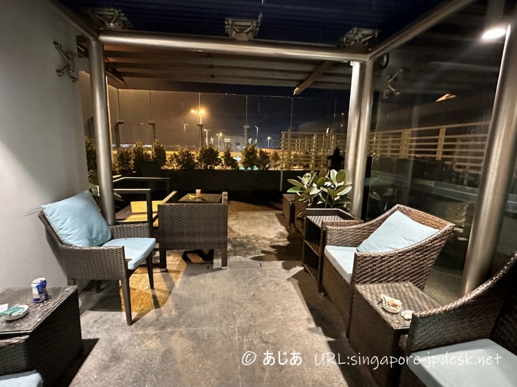 Ambassador Transit Lounge近くの屋外喫煙スペース