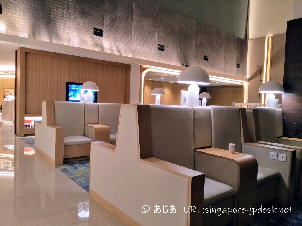 Ambassador Transit Loungeの仕切りが高いボックス席