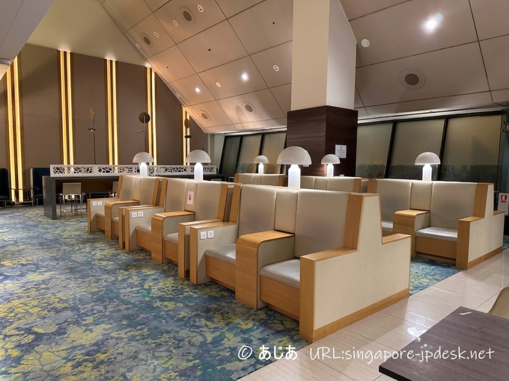 Ambassador Transit Loungeの一人掛け座席と電源