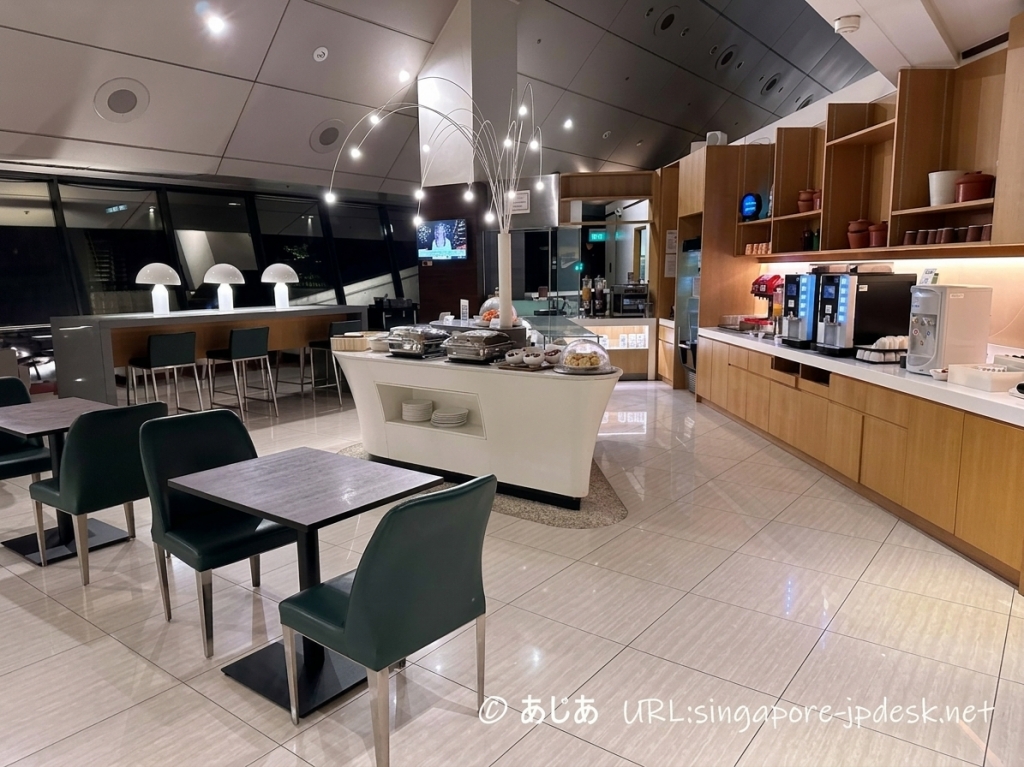 Ambassador Transit Loungeのダイニング席とビュッフェエリア