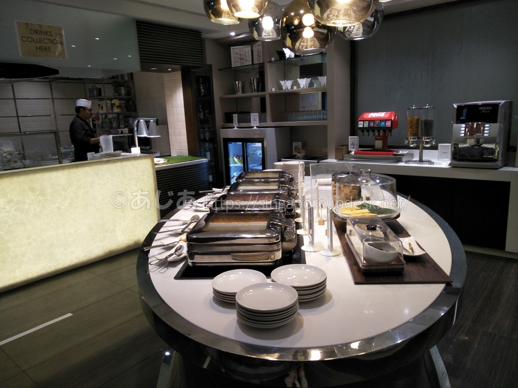 Ambassador Transit Lounge T3の温かい料理とドリンクのビュッフェ
