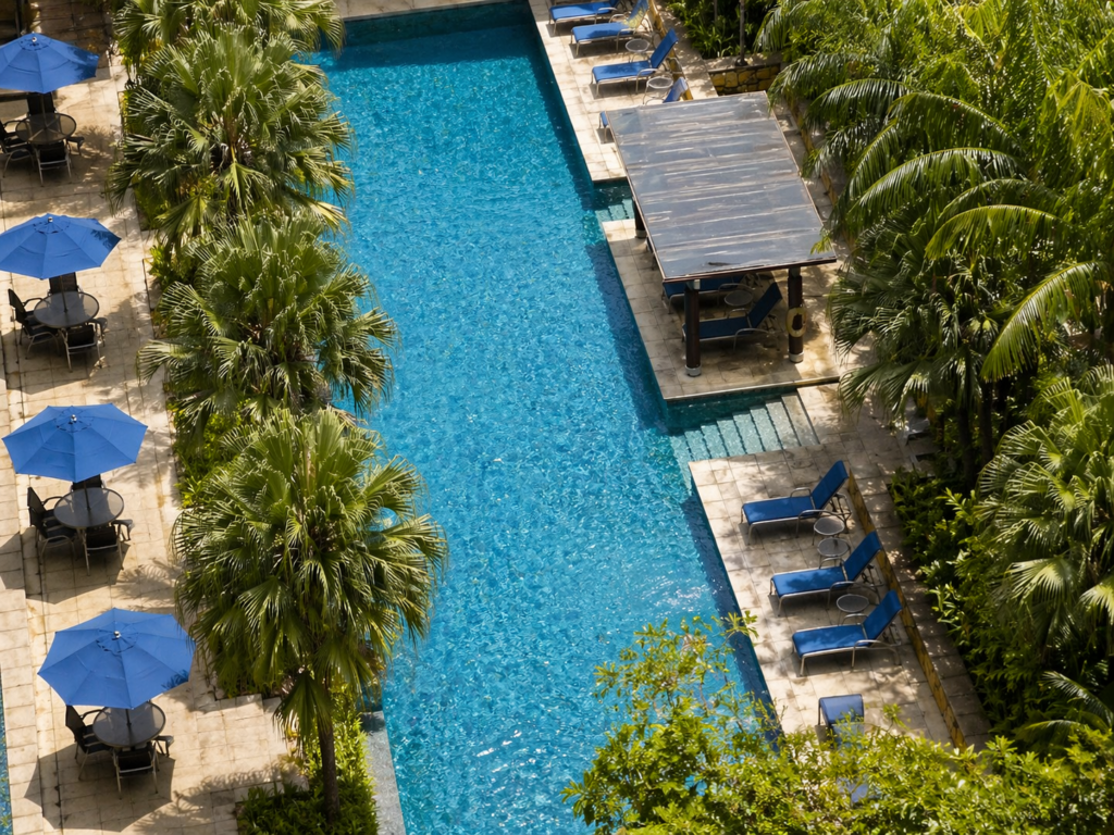 アマラ シンガポールの屋外プールと青いパラソル