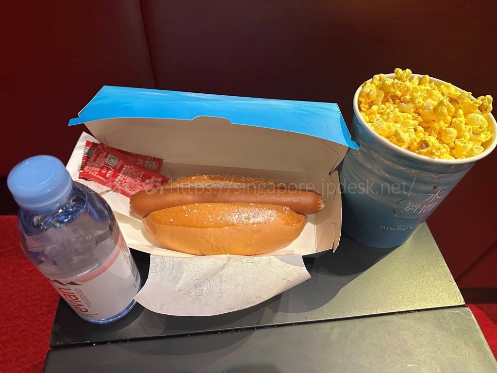 ゴールデンサークルで無料提供されたホットドッグ、ポップコーン、エビアン