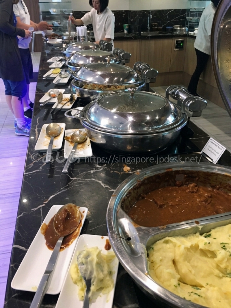 SATS Premier Lounge第2ターミナルに並ぶ多数の温かい料理