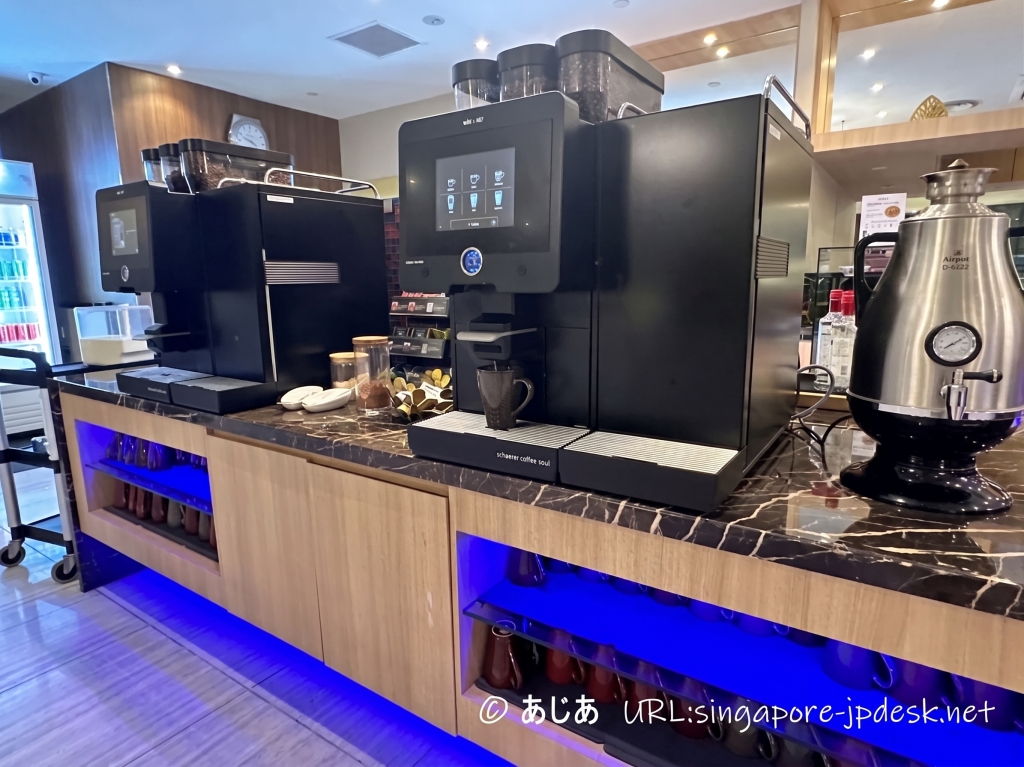 SATS Premier Lounge第2ターミナルに並ぶ2台のエスプレッソマシーン