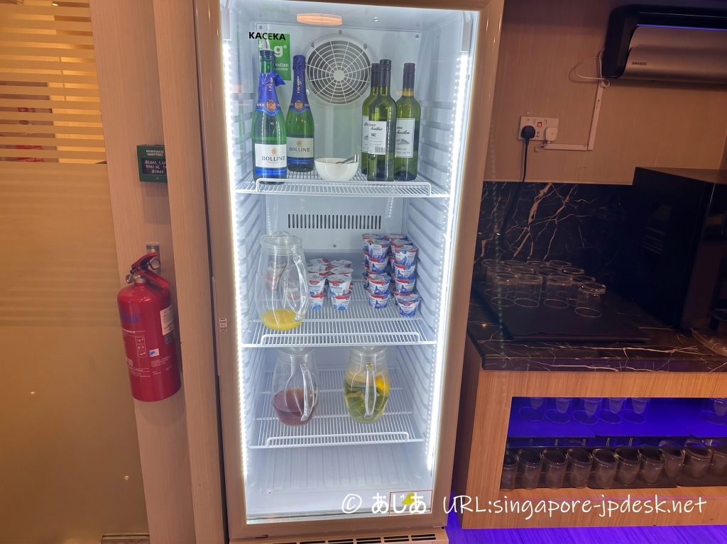 SATS Premier Lounge第2ターミナルのワイン、ヨーグルト、フレーバーウォーター