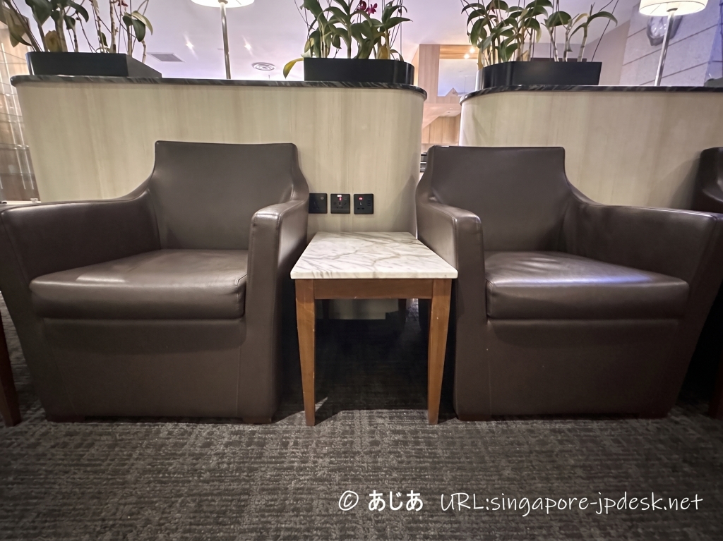 SATS Premier Lounge第2ターミナルの電源とUSB付きソファ席