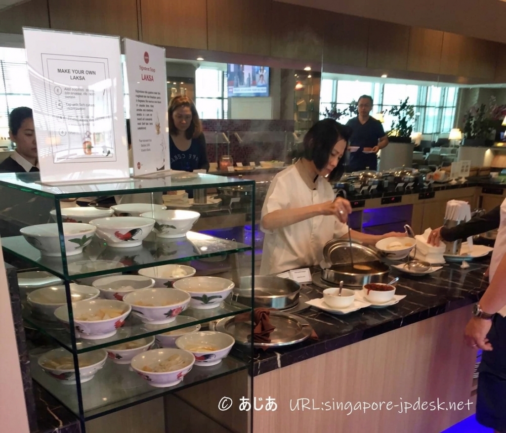 SATS Premier Lounge第2ターミナルで麺料理を仕上げてもらう様子