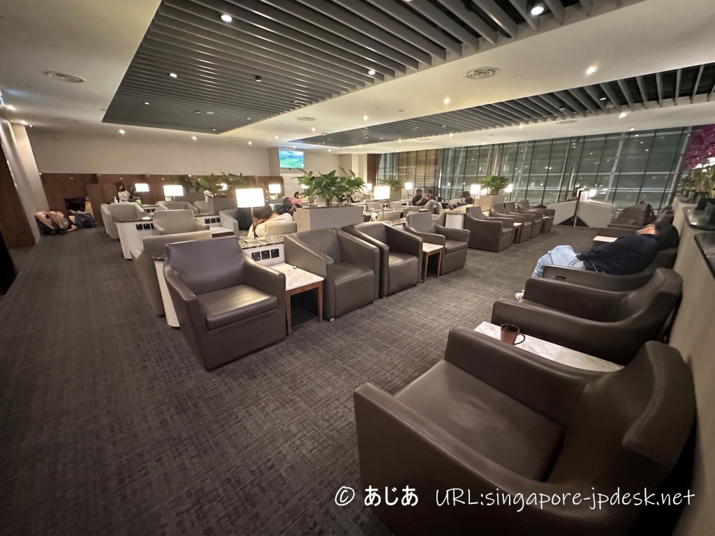 改装後のSATS Premier Lounge第2ターミナルの広い座席エリア