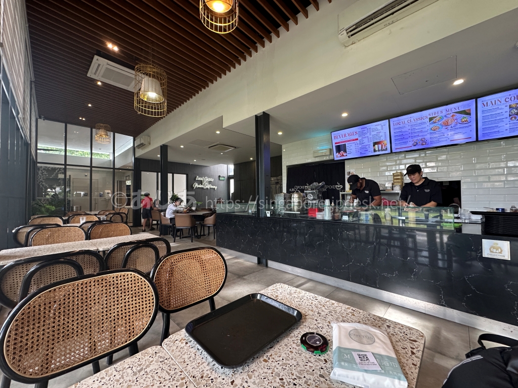 Hub & Spoke Caféのカウンターとシャワー用タオル