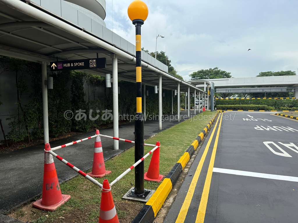 Hub & Spokeへ続くチャンギ空港T2外側の屋根付き通路