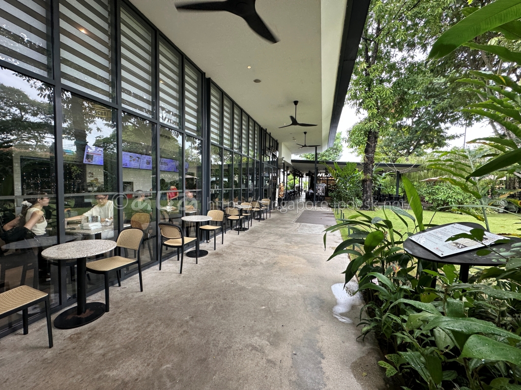 緑に囲まれたHub & Spoke Caféの外観とテラス席