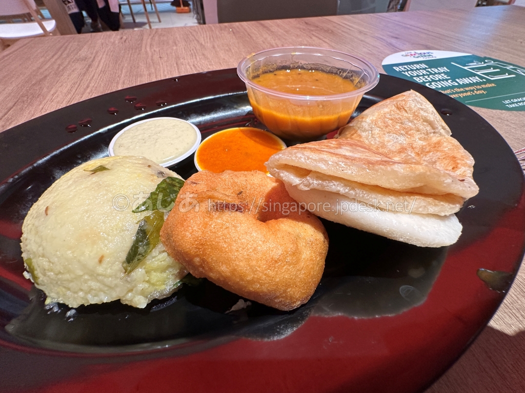 カヴェリの南インド料理セットを盛り付けたプレート