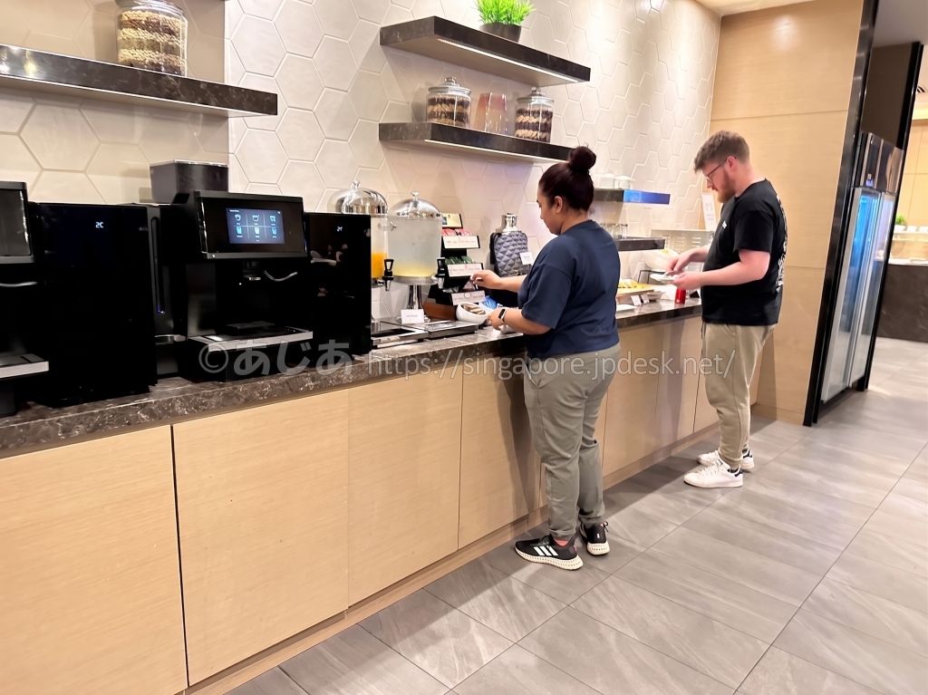 Plaza Premium Loungeのエスプレッソマシーンとドリンクカウンター