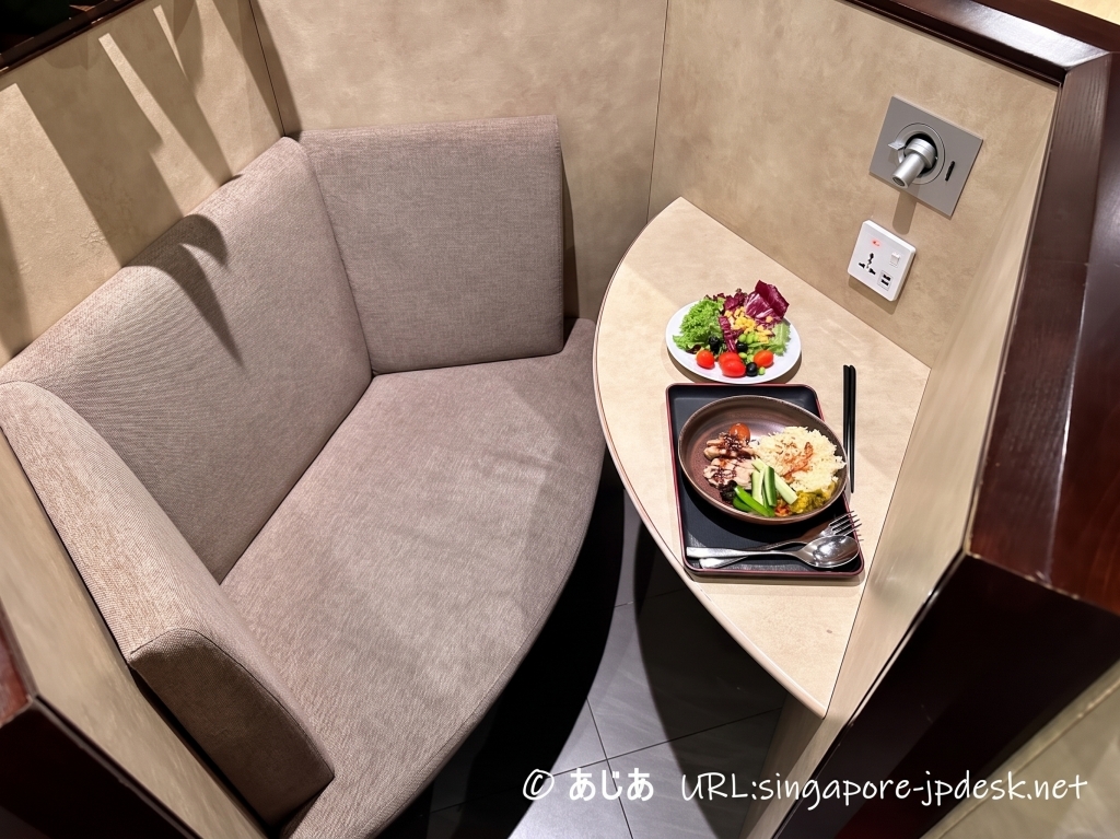 Plaza Premium Loungeの電源付き一人用コクーン席