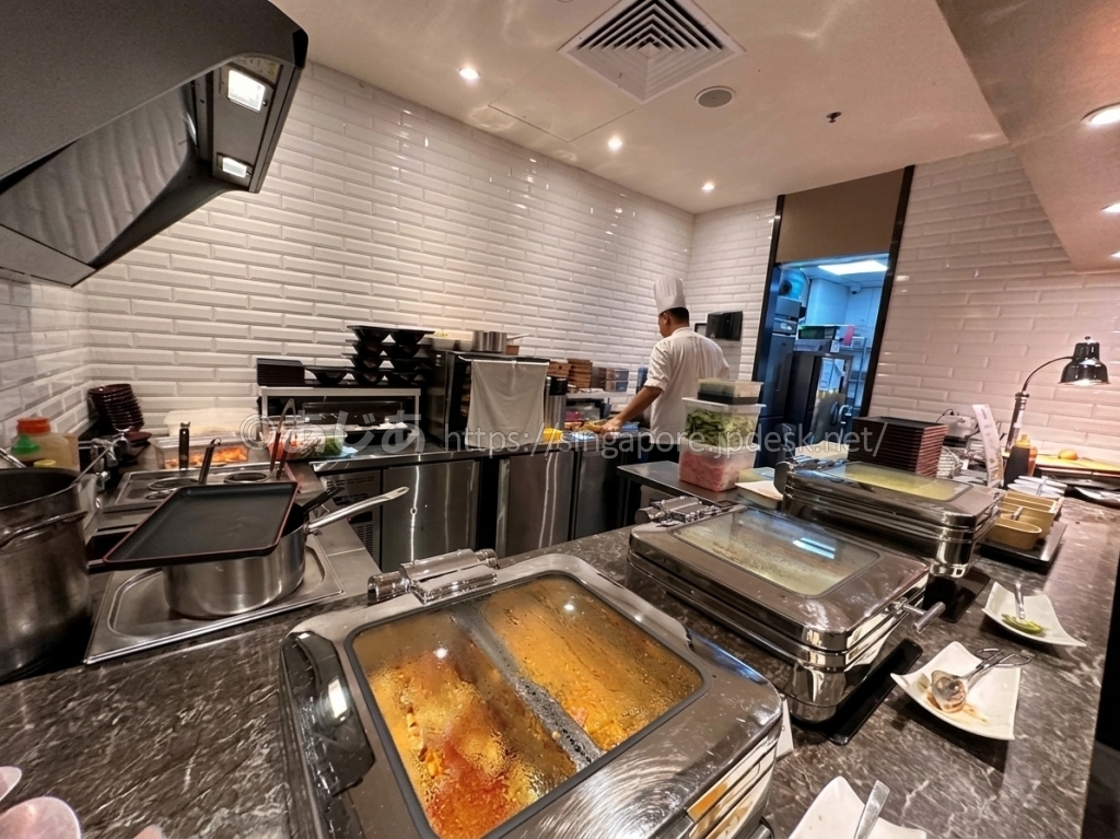 Plaza Premium Loungeでシェフが調理するオープンキッチン