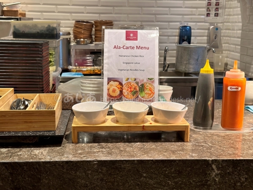 Plaza Premium Loungeの海南チキンライスやラクサの注文メニュー