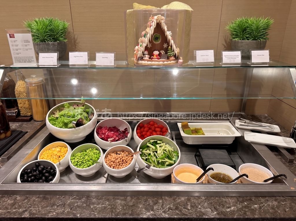 Plaza Premium Loungeの葉物野菜や豆が並ぶサラダバー