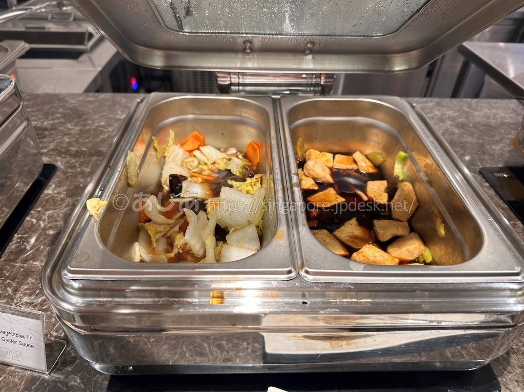 Plaza Premium Loungeの野菜炒めと豆腐料理