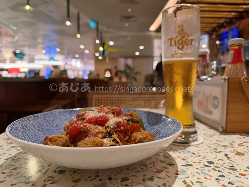 トマトソースのパスタとTigerビール