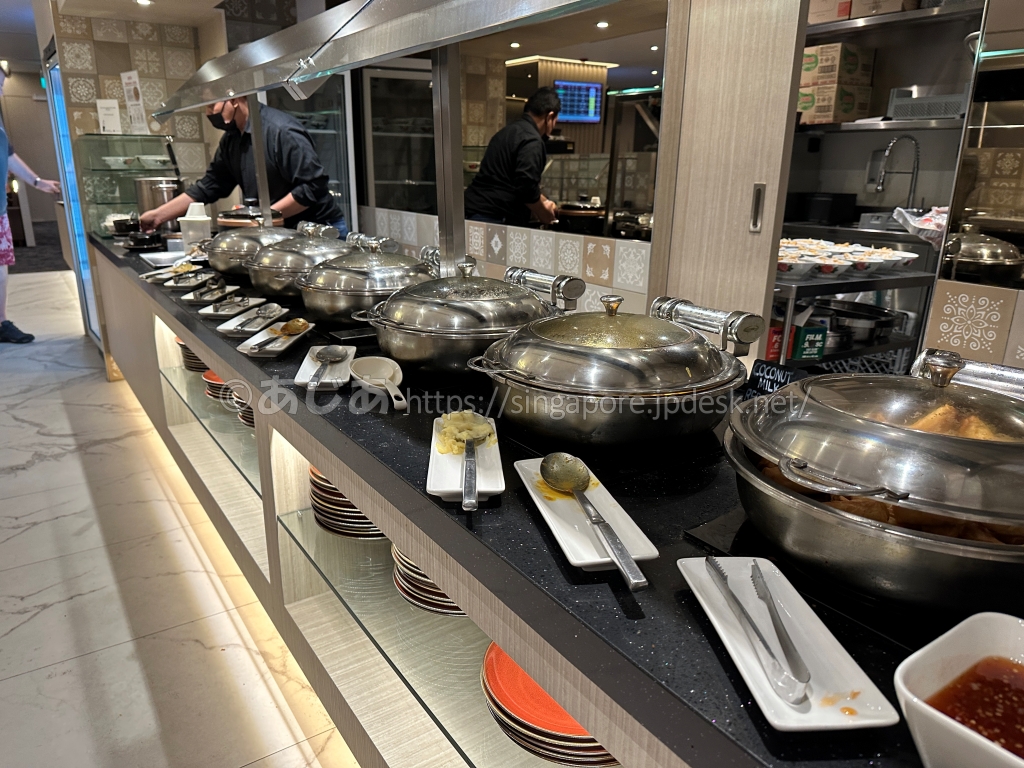SATS Premier Loungeに並ぶ温かい料理
