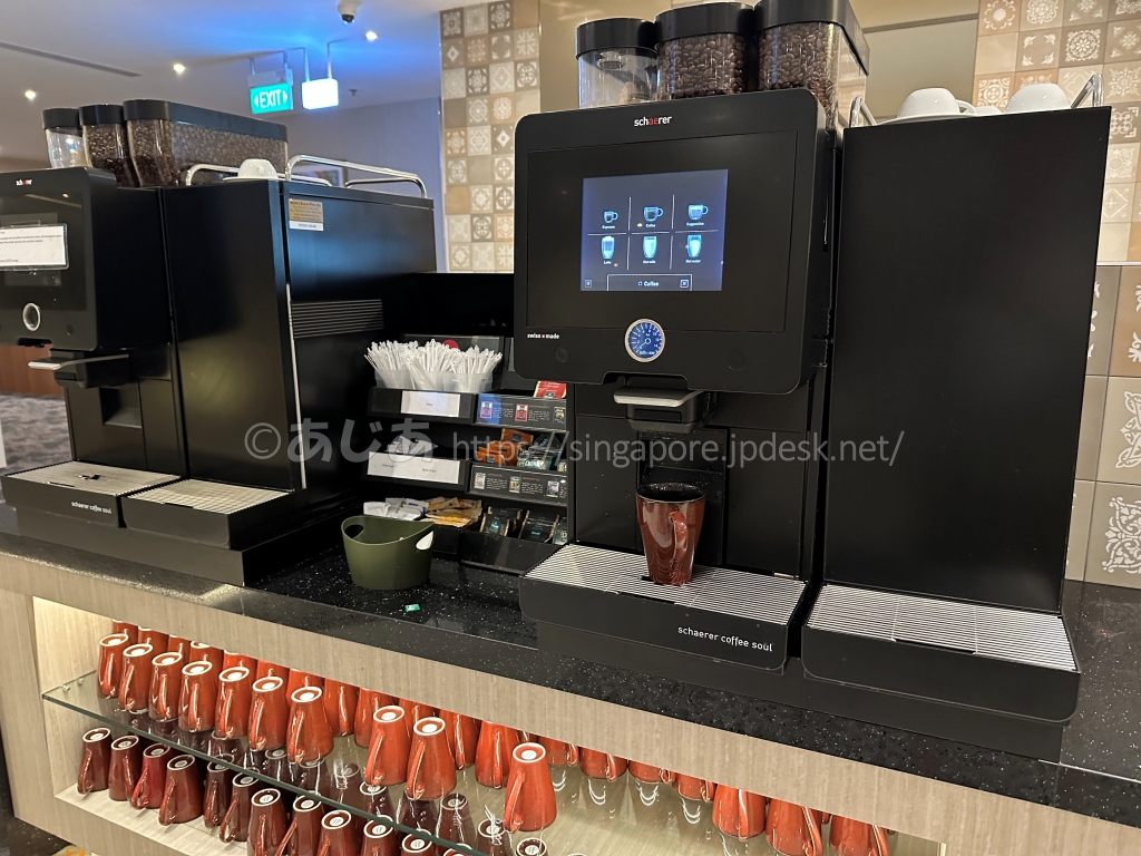 SATS Premier Loungeのタッチパネル式コーヒーマシン