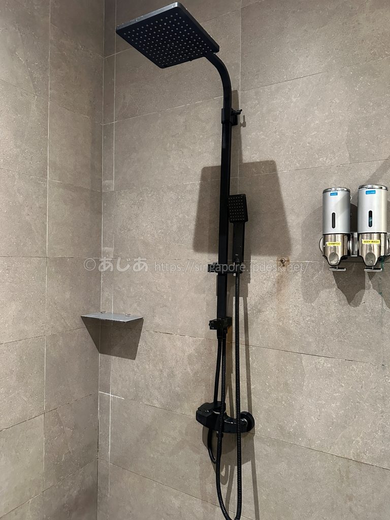改装後のSATS Premier Loungeのレインシャワー