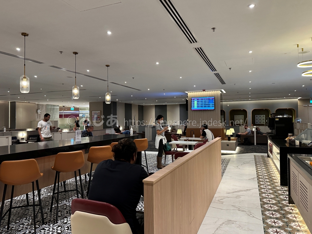 SATS Premier Loungeのテーブル席と奥のボックスシート