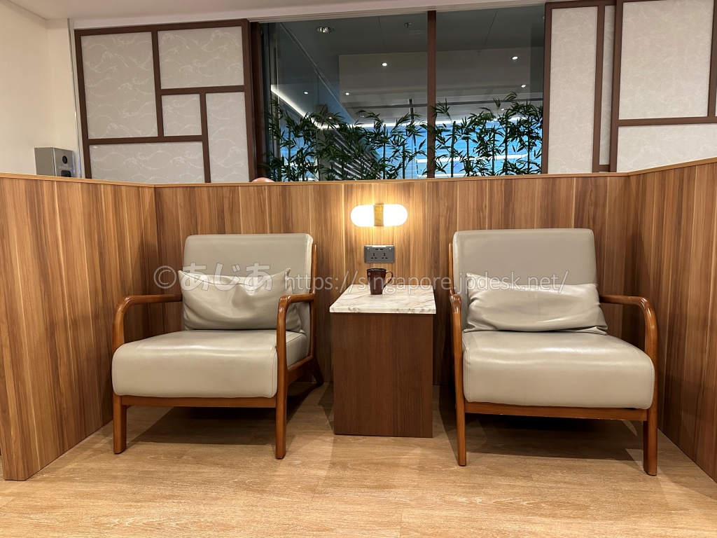 SATS Premier Lounge和風ルームの電源付きチェア