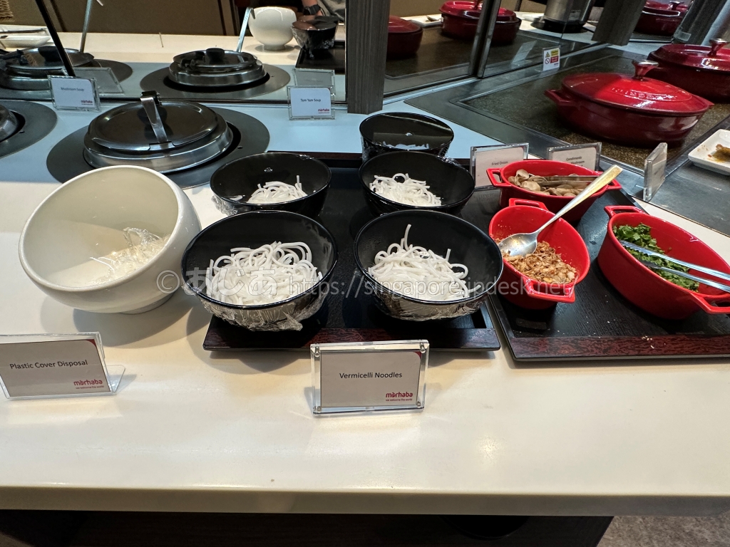 Marhaba Loungeのビュッフェに並ぶ麺と温かい料理
