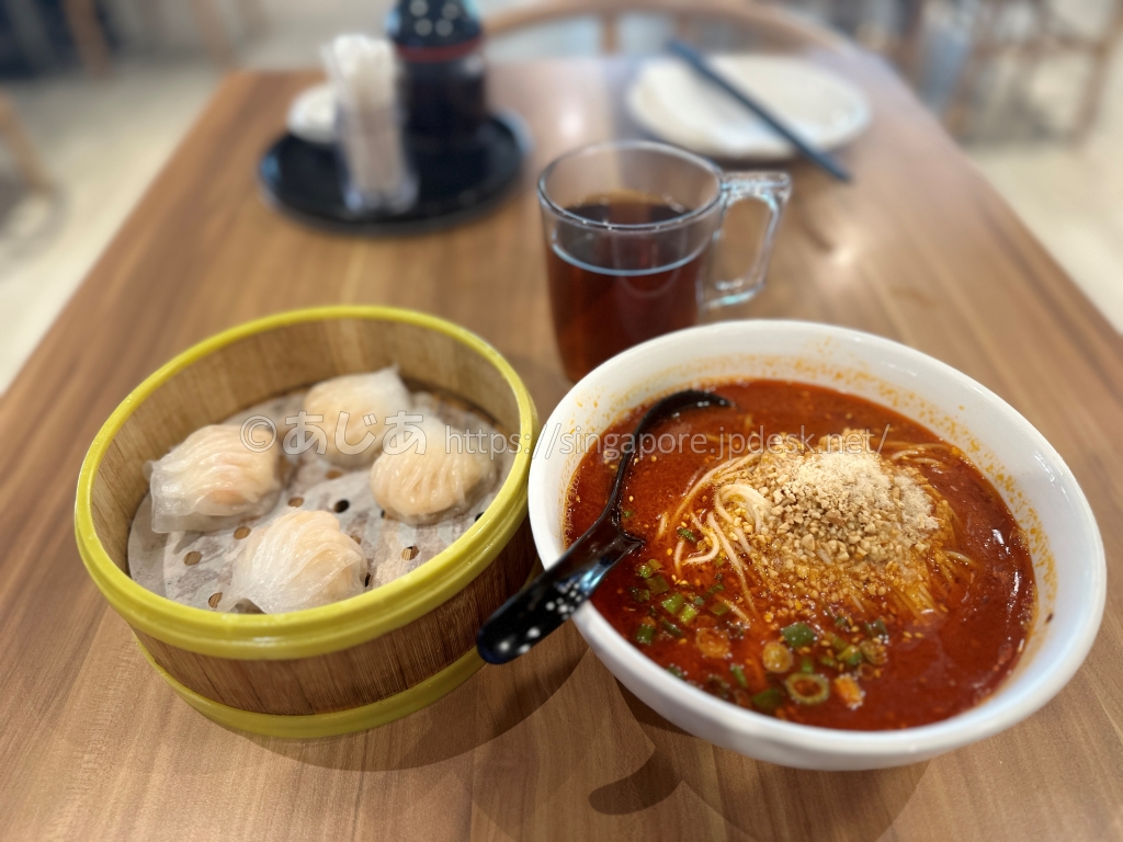 Crystal Jadeの担々麺と海老の点心と中国茶