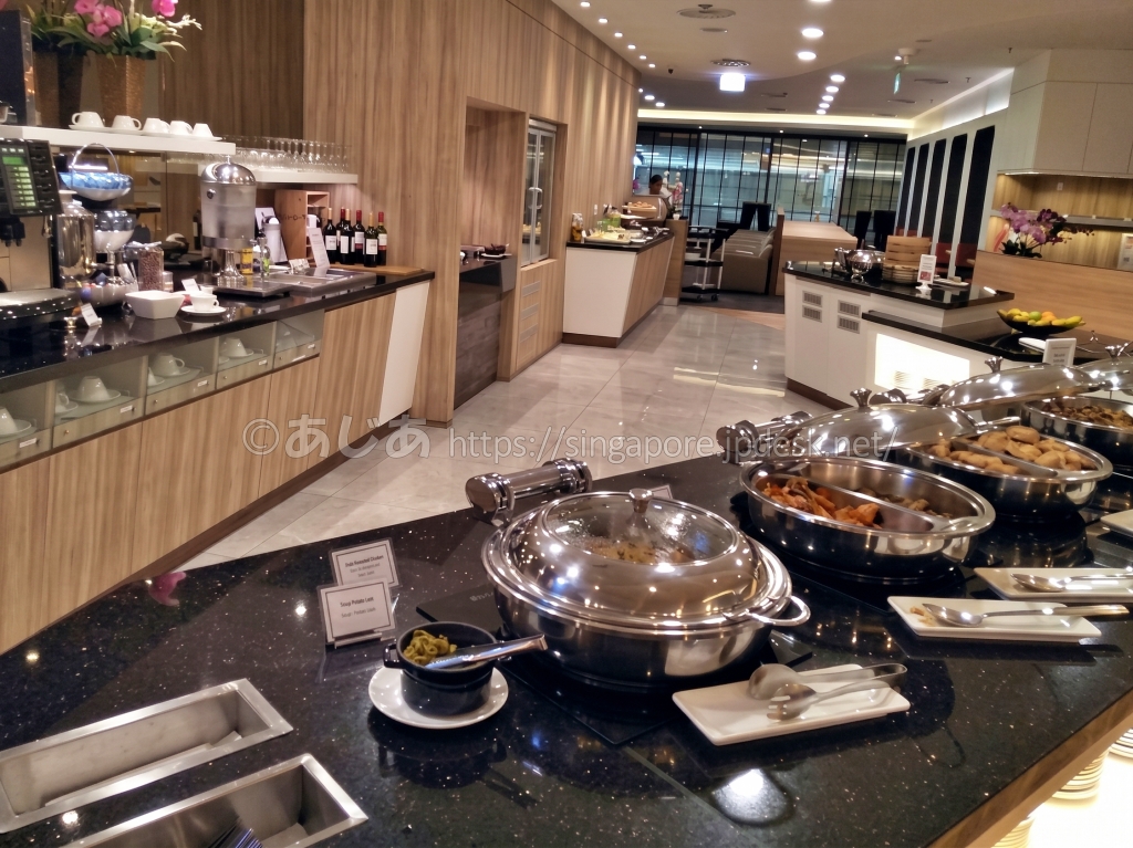 SATS Premier Loungeのビュッフェカウンター