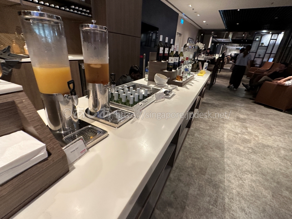 ラウンジのドリンクカウンターに並ぶジュースディスペンサー
