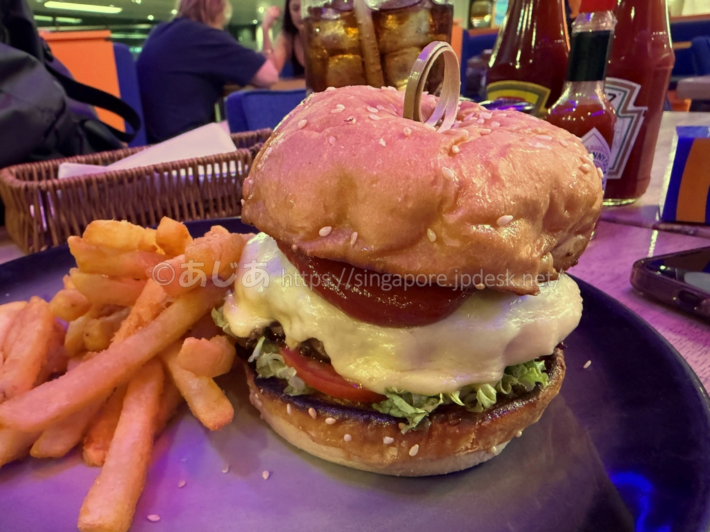 Tiger Bar & RestaurantのWagyu Cheeseburgerとフライドポテト