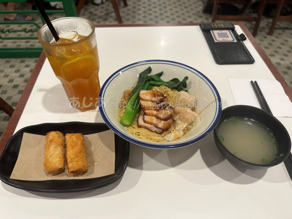肉と青菜をのせた麺、春巻き、スープ、アイスドリンクのセット