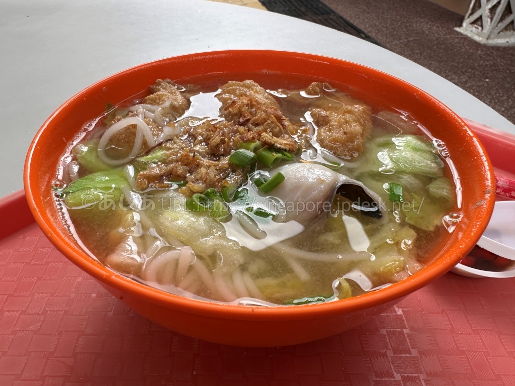 魚と揚げ魚が入ったKwang Keeの揚げ魚ビーフン